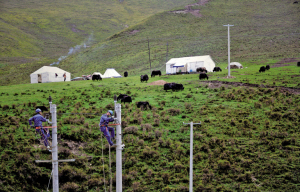 9月17日，青海省果洛州瑪沁縣向東140余千米的群山深處，拉加鎮(zhèn)葉合恰村大電網(wǎng)延伸通電工程立桿架線施工已全面完成。一根根新立的水泥電桿向著牧區(qū)深處延伸