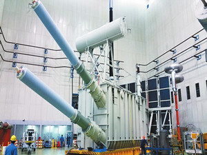 
	
                    
	【電纜網(wǎng)訊】9月15日，隨著裝載本體重達(dá)520噸特大型變壓器的超大型運(yùn)輸車緩緩駛出常州東芝的大門，公司為“一帶一路”建設(shè)研制的國內(nèi)最大容量1330MVA/500kV三相一體變壓器順利出廠。

	

	據(jù)了解，早在今年2月初，該產(chǎn)品在用戶及第三方電力公司的現(xiàn)場全程監(jiān)造下，一次性成功通過全部試驗(yàn)，受到了用戶的高度認(rèn)可