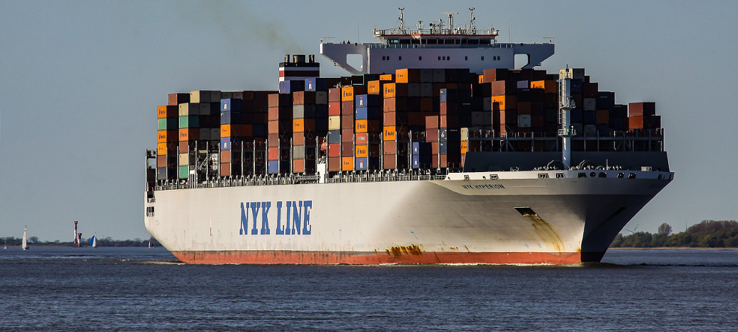 
	
                    
	【電纜網(wǎng)訊】近日，美國總統(tǒng)特朗普宣布通過301條款對2000億美元中國進(jìn)口產(chǎn)品征收關(guān)稅，包括逆變器和非鋰電池。

	

	這些關(guān)稅將于9月24日以10％開始，并將在2019年1月1日增加至25％