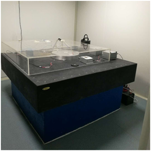 　　【中國(guó)儀表網(wǎng) 儀表產(chǎn)業(yè)】9月12日19時(shí)06分34秒，陜西漢中寧強(qiáng)發(fā)生里氏5.3級(jí)地震，中國(guó)科學(xué)院國(guó)家授時(shí)中心蒲城陀螺儀站于震后85秒成功監(jiān)測(cè)到此次地震，這也是該站自9月初正式運(yùn)行以來(lái)首次檢測(cè)到地球地質(zhì)活動(dòng)數(shù)據(jù)信息。  　　本次監(jiān)測(cè)中發(fā)揮核心作用的大型光纖陀螺儀(Sagnac干涉儀)，是國(guó)家授時(shí)中心云恩學(xué)團(tuán)隊(duì)和北京大學(xué)李正斌團(tuán)隊(duì)聯(lián)合研制的精密光學(xué)測(cè)量器，其主要任務(wù)是精確地測(cè)量世界時(shí)UT1，為國(guó)家授時(shí)系統(tǒng)、空間應(yīng)用、時(shí)空基準(zhǔn)等軍民兩用領(lǐng)域服務(wù)，與此同時(shí)，它還為地球物理、相對(duì)論物理等學(xué)