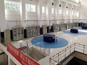 
	
                    
	【電纜網(wǎng)訊】9月15日至17日，水電十局厄瓜多爾德爾西水電站一號機(jī)組、二號機(jī)組成功并入當(dāng)?shù)仉娋W(wǎng)，標(biāo)志著水電十局德爾西水電站項(xiàng)目朝著完美履約邁出了堅(jiān)實(shí)的一大步，同時(shí)也為下一步72小時(shí)試運(yùn)行打下了堅(jiān)實(shí)的基礎(chǔ)。

	

	據(jù)悉，為了實(shí)現(xiàn)德爾西水電站早日成功并網(wǎng)目標(biāo)，項(xiàng)目部精心組織，明確分工，全體動(dòng)員加班加點(diǎn)，對戶外GIS開關(guān)站設(shè)備、三臺主變壓器設(shè)備、共箱母線及室內(nèi)13.8千伏高壓開關(guān)柜等進(jìn)行了徹底清掃檢查，并進(jìn)行了聯(lián)調(diào)聯(lián)動(dòng)，確保各個(gè)部位動(dòng)作準(zhǔn)確無誤