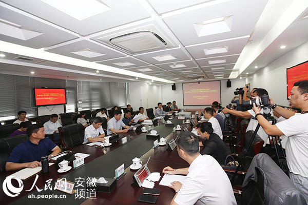 
　　9月18日，國(guó)家電網(wǎng)安徽省電力有限公司“協(xié)調(diào)發(fā)展電靚美好生活”社會(huì)責(zé)任周在國(guó)家電網(wǎng)蚌埠供電公司啟動(dòng)，啟動(dòng)儀式上發(fā)布了國(guó)網(wǎng)安徽電力2017年協(xié)調(diào)發(fā)展報(bào)告。據(jù)了解，這是駐皖央企發(fā)布的首份協(xié)調(diào)發(fā)展報(bào)告，也是國(guó)網(wǎng)安徽電力首次針對(duì)“協(xié)調(diào)發(fā)展”這一主題發(fā)布的專項(xiàng)社會(huì)責(zé)任報(bào)告