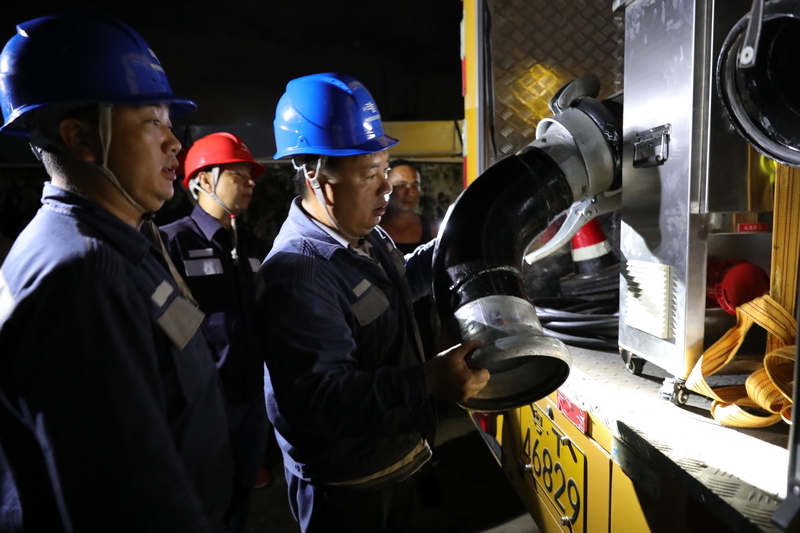 

　　受臺風“山竹”影響，廣東中山坦洲鎮(zhèn)漁家苑村被江水倒灌，水浸嚴重，多數(shù)村民被困村內(nèi)，供電、供水部門也無法開展搶修工作。9月17日晚，在消防官兵的奮力搶修下，進入漁家苑村的道路正式通車，廣東電網(wǎng)中山坦洲供電分局出動電力應(yīng)急排澇車開到村中，對漁家苑村進行緊急吸污排澇