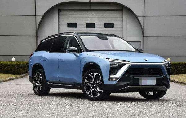 
	
                    
	【電纜網(wǎng)訊】智能電動(dòng)汽車將會(huì)是中國汽車產(chǎn)業(yè)未來的機(jī)遇所在，可以讓中國的企業(yè)“換道先跑”建立起自己的先發(fā)優(yōu)勢。蔚來汽車董事長兼CEO李斌在2018世界智能網(wǎng)聯(lián)汽車大會(huì)上表示