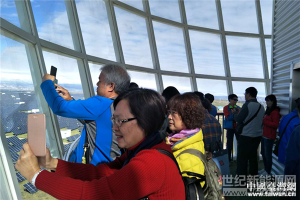  “哇!好棒啊!好壯觀!我們中國真厲害!”參加第九屆領略大美青海神韻暨青臺少數(shù)民族交流活動的臺灣少數(shù)民族代表親眼目睹“科技興國、創(chuàng)新強國”的光伏發(fā)電宏大工程，發(fā)出陣陣贊嘆聲。



交流團成員爭相拍攝光伏電板矩陣