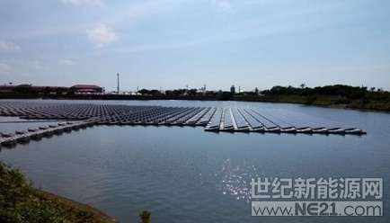  法國漂浮光伏電站專業(yè)公司Ciel & Terre完工了位于加利福尼亞州Kelseyville的一處252kW漂浮光伏電站系統(tǒng)的污水處理池。這是公司于2018年三季度在美國建設的四個總計5.3MW項目的一部分