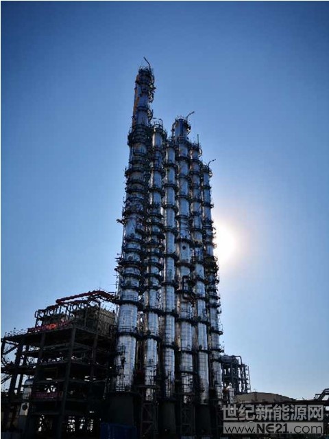  光伏行業(yè)正經(jīng)歷一次深度洗牌。國內(nèi)市場平價上網(wǎng)的時間節(jié)點越來越近，對降本需求更加急迫；海外市場向光伏“中國制造”展開懷抱