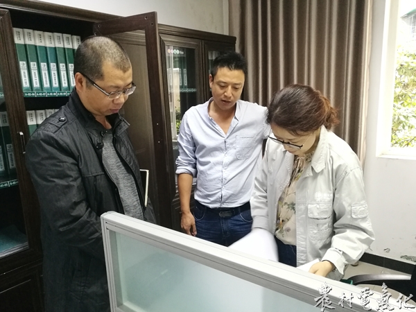 

　　農(nóng)村電氣化網(wǎng)訊：9月14日，蓬溪公司工會(huì)負(fù)責(zé)人帶領(lǐng)黨建部相關(guān)人員一行，對(duì)生產(chǎn)班組的班組建設(shè)情況進(jìn)行督查指導(dǎo)。

　　在黨員服務(wù)隊(duì)，督查組成員首先查閱了班組資料封面未更換、安全工器具試驗(yàn)記錄未確認(rèn)等問題的整改落實(shí)情況