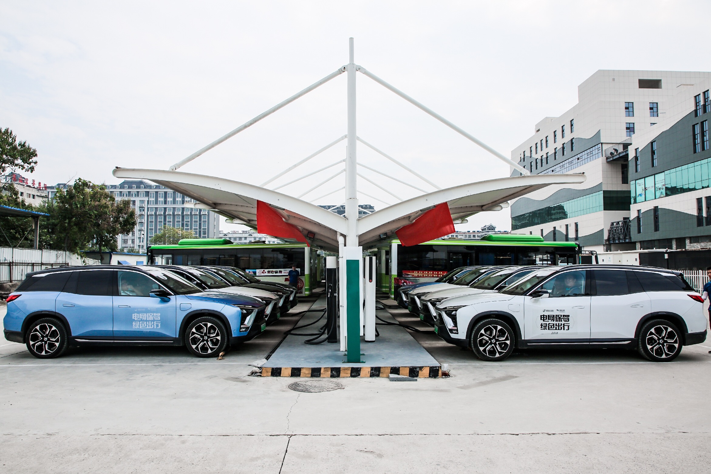　　　　9月19日，由國網(wǎng)電動汽車公司和南方電網(wǎng)廣州供電局主辦的“電網(wǎng)保駕 綠色出行”2018電動汽車充電設(shè)施互聯(lián)互通京廣行活動在北京圓滿閉幕。這是國內(nèi)首次純電動汽車南北穿越行，歷時10天，啟程廣州，途經(jīng)19個城市，到達(dá)北京