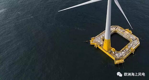  　　作為法國(guó)的第一臺(tái)漂浮式海上風(fēng)機(jī)，也是法國(guó)第一臺(tái)海上風(fēng)電機(jī)組，距離LeCroisic海岸22公里的Floatgen項(xiàng)目，近日在完成送出海纜鏈接和最后的一系列測(cè)試后，正式開(kāi)始并網(wǎng)發(fā)電，這也是法國(guó)海上風(fēng)電所發(fā)的第一度電，宣告法國(guó)海上時(shí)代正式開(kāi)啟。

　　
　　Floatgen項(xiàng)目作為試驗(yàn)示范項(xiàng)目，由1臺(tái)維斯塔斯V80-2MW風(fēng)機(jī)和其創(chuàng)新的阻尼池漂浮式基礎(chǔ)組成