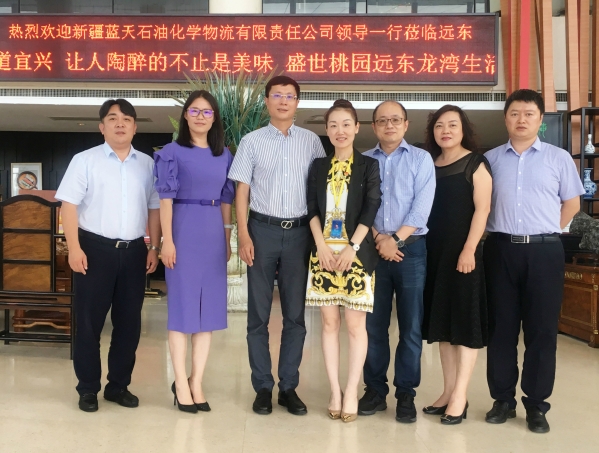 
	
                    
	9月19日，新疆藍(lán)天石油化學(xué)物流有限責(zé)任公司董事長(zhǎng)周東海，副總經(jīng)理劉琴、馬江峰參訪遠(yuǎn)東。投資人、黨委宣傳委員、遠(yuǎn)東智慧能源股份有限公司（簡(jiǎn)稱：智慧能源 股票代碼：600869）董事、首席運(yùn)營官兼遠(yuǎn)東電纜產(chǎn)業(yè)董事、執(zhí)行總經(jīng)理陳靜，投資人、集團(tuán)監(jiān)事、電纜產(chǎn)業(yè)副總監(jiān)蔣國柱，投資人、集團(tuán)資金管理部負(fù)責(zé)人周寅，投資人、智慧能源交易中心業(yè)務(wù)部總監(jiān)助理劉俊，投資人，遠(yuǎn)東電纜新疆銷售有限公司總經(jīng)理陸敏接待并座談