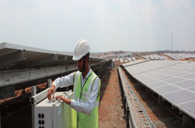 
	中國儲能網訊：據報道，印度首個風能和太陽能混合項目于2018年4月完工，該項目由于強風氣候導致太陽能發(fā)電減少之后進行了儲能系統(tǒng)改造。


	



	Hero Future Energies太陽能和風能混合發(fā)電廠于2018年4月在印度卡納塔克邦開通運營，這是印度首個此類項目


	總部位于印度德里的清潔能源商Hero Future Energies公司董事長Rahul Munjal在大諾伊達舉辦的印度新能源博覽會上表示，該計劃采用的是鋰離子電池儲能技術，目前正在與技術供應商一起部署