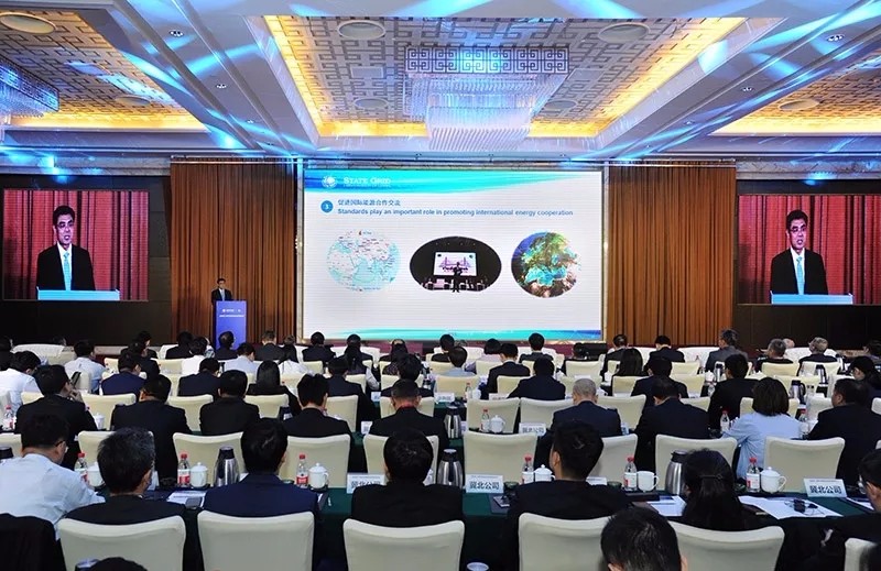 　　9月21日，“能源轉(zhuǎn)型”高端論壇暨國際標(biāo)準(zhǔn)創(chuàng)新基地授牌儀式在北京舉行。論壇旨在研討交流能源轉(zhuǎn)型與技術(shù)標(biāo)準(zhǔn)相關(guān)問題，認(rèn)清形勢、把握趨勢，促進(jìn)能源可持續(xù)發(fā)展