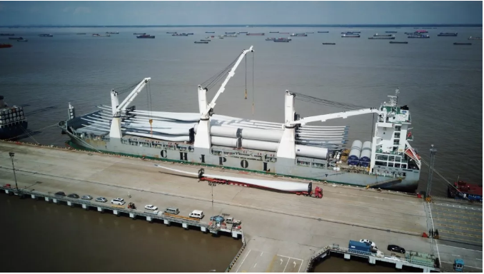                        2018年的9月10日，碧空萬(wàn)里，位于中國(guó)江蘇太倉(cāng)港貨運(yùn)碼頭的一艘滿載新疆金風(fēng)科技股份有限公司（下稱“金風(fēng)科技”）風(fēng)機(jī)設(shè)備的貨船成功離港，按照計(jì)劃發(fā)往金風(fēng)科技位于澳大利亞維多利亞州的Stockyard hill風(fēng)電場(chǎng)。貨船承載著金風(fēng)人深耕國(guó)際化的夢(mèng)想，敢為人先，御風(fēng)前行