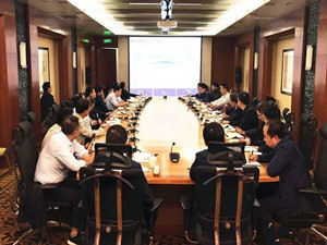 
	
                    
	【電纜網(wǎng)訊】9月19日，山西焦煤集團(tuán)公司總工程師侯水云主持召開儲(chǔ)能技術(shù)推廣應(yīng)用會(huì)議，特邀儲(chǔ)能行業(yè)協(xié)會(huì)專家介紹儲(chǔ)能技術(shù)現(xiàn)狀、發(fā)展政策。

	

	侯水云指出，作為新技術(shù)新工藝，儲(chǔ)能技術(shù)的推廣應(yīng)用能加強(qiáng)傳統(tǒng)產(chǎn)業(yè)的升級(jí)改造，有助于山西焦煤的轉(zhuǎn)型發(fā)展