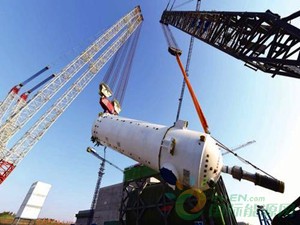 
                    我國首座高溫氣冷堆示范工程是國家16個重大科技專項之一，因其屬于第四代核電技術(shù)，自建設(shè)以來一直備受關(guān)注。近日，從中核集團獲悉，我國首座高溫氣冷堆示范工程燃料裝卸系統(tǒng)已經(jīng)安裝完畢并開始調(diào)試，這也是核電站建成發(fā)電前的關(guān)鍵環(huán)節(jié)之一