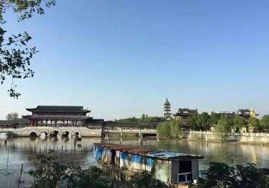 近日，中共高郵市委、高郵市人民政府發(fā)布了關(guān)于支持光伏產(chǎn)業(yè)平穩(wěn)發(fā)展有關(guān)事項(xiàng)的通知，對(duì)多晶硅鑄錠、單晶硅拉晶生產(chǎn)環(huán)節(jié)，月用量電量達(dá)100萬(wàn)千瓦時(shí)（含）以上的，按0．15元／千萬(wàn)時(shí)的標(biāo)準(zhǔn)對(duì)企業(yè)進(jìn)行補(bǔ)助，每月補(bǔ)助額度不超過(guò)100萬(wàn)元?，F(xiàn)有多晶硅料生產(chǎn)企業(yè)仍執(zhí)行原電費(fèi)優(yōu)惠政策，重復(fù)享受本條政策