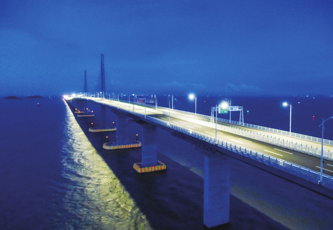 
　　強臺風“山竹”過境前后及期間，港珠澳大橋供電未受影響。圖為9月17日19時，“山竹”過后，港珠澳大橋依舊燈火璀璨