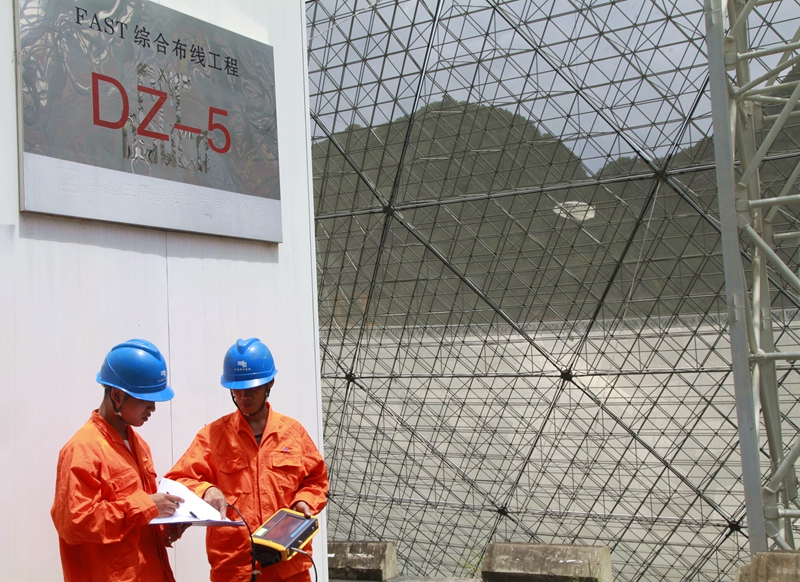 
　　南方電網(wǎng)“天眼供電服務(wù)隊(duì)”對(duì)“天眼”設(shè)備進(jìn)行檢測(cè)。陳競(jìng) 攝

　　南方電網(wǎng)“天眼供電服務(wù)隊(duì)”運(yùn)用超聲波測(cè)試儀對(duì)“中國(guó)天眼”FAST 配套輸電線路35千伏克射線進(jìn)行檢測(cè)