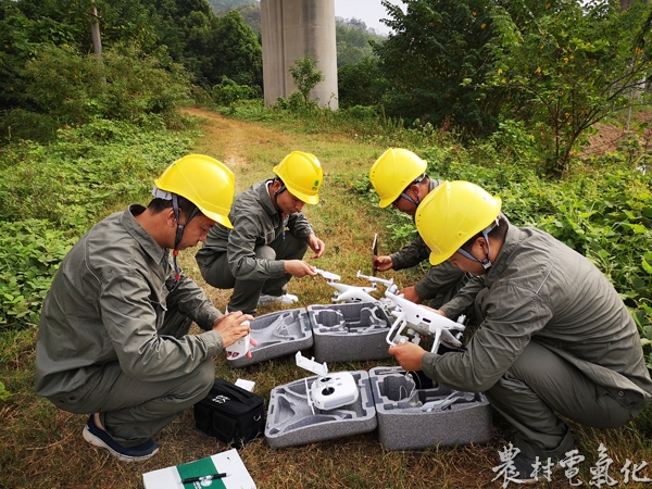 
　　農(nóng)村電氣化網(wǎng)訊：“現(xiàn)場桿號牌核實無誤，風速2米每秒，無人機衛(wèi)星顆數(shù)14顆，圖傳信號正常，數(shù)傳信號正常，電池電壓25.2伏，無人機檢測正常，滿足起飛作業(yè)條件，請求起飛！”

　　9月17日，在220kV峰上線線路巡檢現(xiàn)場，隨著國網(wǎng)上饒電力工作人員一聲令下，四旋翼無人機騰空而起，開始進行供電線路巡檢。只需十幾秒，無人機就達到導線附近，懸停、拍照、錄像，地面操作人員隨即對該疑似點位進行判斷和分析，一氣呵成