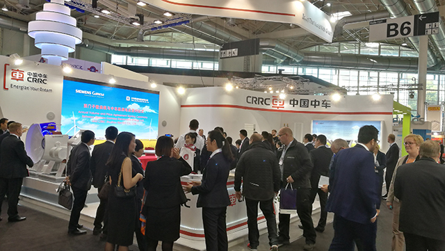                        當(dāng)?shù)貢r(shí)間2018年9月25日-28日，中車永濟(jì)電機(jī)有限公司作為“中國(guó)制造”的代表，精彩亮相全球最大、知名度最高的德國(guó)漢堡國(guó)際風(fēng)能展覽會(huì)。與來(lái)自全球40多個(gè)國(guó)家和地區(qū)的陸上、海上風(fēng)能巨頭齊聚德國(guó)漢堡，展示交流風(fēng)能全產(chǎn)業(yè)鏈最新的產(chǎn)品和技術(shù)，展現(xiàn)風(fēng)能行業(yè)的最新發(fā)展成果和未來(lái)發(fā)展前景