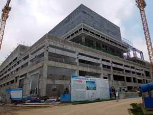 
	
                    
	【電纜網(wǎng)訊】廣東汕頭潮陽區(qū)把環(huán)?；A(chǔ)設(shè)施建設(shè)作為練江流域綜合整治的斷源之策，以非常之舉全力推進(jìn)生活垃圾焚燒發(fā)電廠建設(shè)。截至目前，該項(xiàng)目首期日處理量1500噸的工程已經(jīng)完成80%的工程量，施工方正抓緊輔助設(shè)施建設(shè)，確保今年年底投產(chǎn)發(fā)電