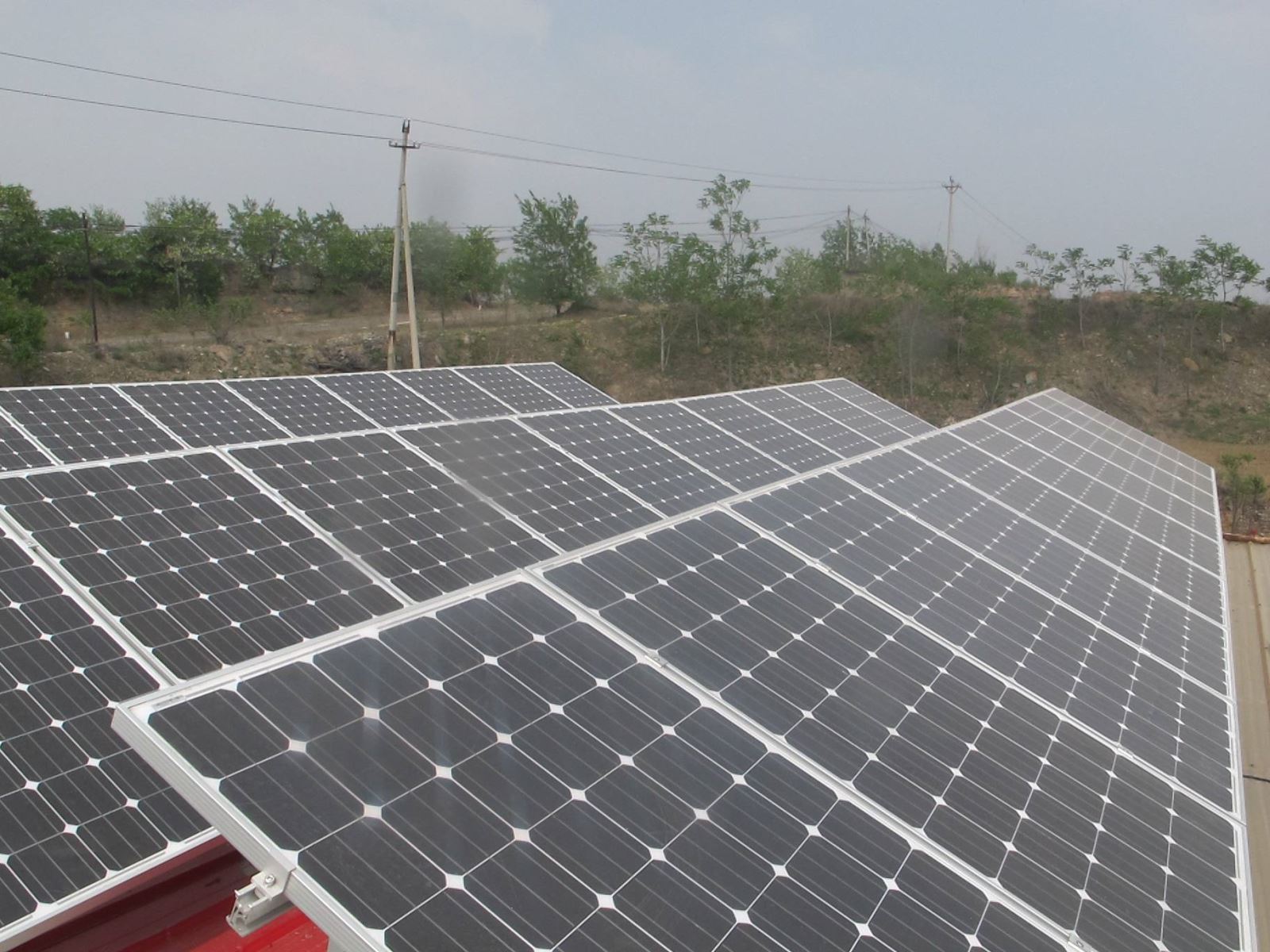 
	
                    
	【電纜網(wǎng)訊】近日，山西省大同供電公司處消息稱，今年大同市將新建光伏扶貧電站120個(gè)，涉及6個(gè)貧困縣467個(gè)村，幫扶貧困戶11929戶。

	

	大同市今年計(jì)劃新建的光伏扶貧電站總?cè)萘?5.38兆瓦，涉及大同縣24個(gè)村，陽高縣68個(gè)村，渾源縣106個(gè)村，天鎮(zhèn)縣90個(gè)村，靈丘縣105個(gè)村，廣靈縣74個(gè)村