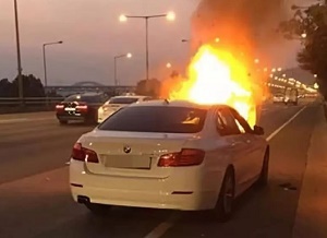 
	
                    
	【電纜網(wǎng)訊】近日，韓國再次發(fā)生兩起寶馬汽車起火事件。兩輛車均在召回之列，在不到兩天的時(shí)間里相繼著火，所幸均未造成人員傷亡