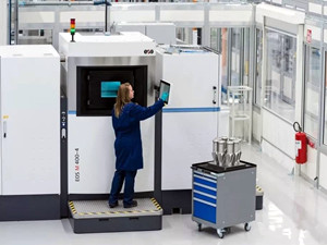 
	
                    
	【電纜網(wǎng)訊】9月20日，西門子表示，世界上第一臺(tái)用于工業(yè)燃?xì)廨啓C(jī)的3D打印燃燒室已成功運(yùn)行一年，沒有出現(xiàn)任何問題。

	

	據(jù)悉，西門子在位于德國(guó)黑森州的意昂集團(tuán)聯(lián)合循環(huán)發(fā)電廠安裝了用于32.8兆瓦SGT-7000燃?xì)廨啓C(jī)的燃燒室，西門子在9月19日表示，該燃燒室已經(jīng)運(yùn)行了8000多個(gè)小時(shí)，而且結(jié)果令人印象深刻