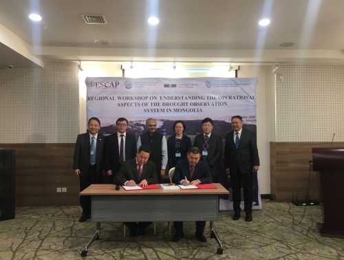 　　【中國(guó)儀表網(wǎng) 儀表研發(fā)】9月17日，由中國(guó)科學(xué)院空天信息研究院研發(fā)的蒙古旱情遙感監(jiān)測(cè)系統(tǒng)(DroughtWatch-Mongolia)正式移交蒙古國(guó)家遙感中心使用。在蒙古烏蘭巴托舉辦的蒙古旱情監(jiān)測(cè)系統(tǒng)運(yùn)行推介區(qū)域研討會(huì)上，空天信息研究院研究員吳炳方與蒙古氣象、水文、環(huán)境研究所科技處長(zhǎng)Gomboluudev Purevjav分別代表雙方簽署移交協(xié)議