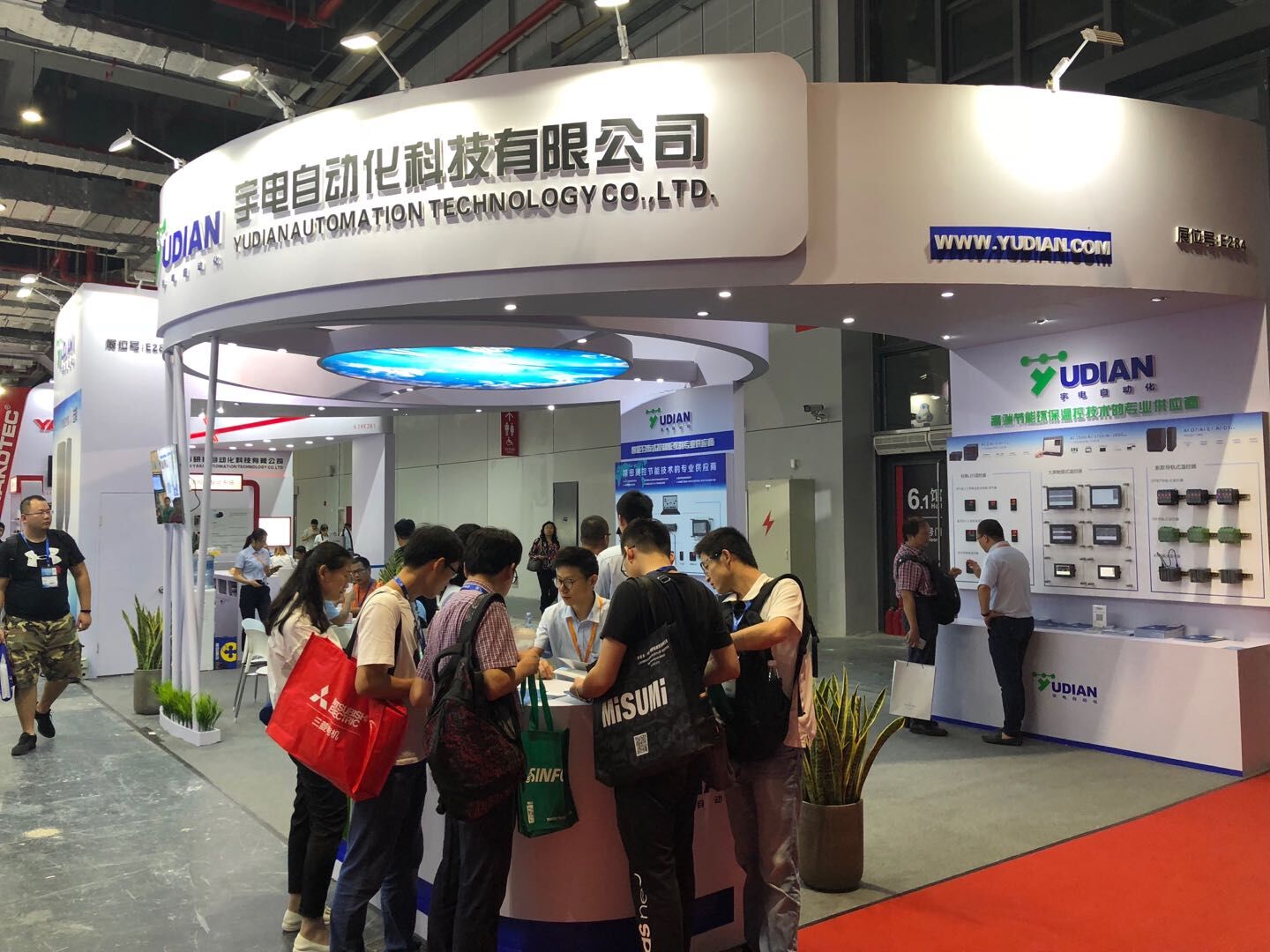 　　【中國(guó)儀表網(wǎng) 儀表展會(huì)】展會(huì)作為市場(chǎng)與企業(yè)交流的窗口，具有客流、信息流、資金流等高度集中的優(yōu)勢(shì)，不僅可以幫助高效推廣企業(yè)產(chǎn)品，進(jìn)一步提升品牌的知名度和美譽(yù)度，而且還能為企業(yè)提供技術(shù)與服務(wù)的機(jī)會(huì)。作為溫控儀表行業(yè)的領(lǐng)軍企業(yè)——廈門宇電自動(dòng)化科技有限公司(以下簡(jiǎn)稱：宇電自動(dòng)化)積極敞開(kāi)懷抱，帶著公司的精品再次參加了第20屆中國(guó)國(guó)際工業(yè)博覽會(huì)，不斷加強(qiáng)與市場(chǎng)之間的交流