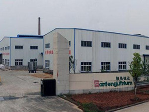 
	
                    
	【電纜網(wǎng)訊】9月26日晚間，贛鋒鋰業(yè)發(fā)布公告稱，為滿足國內(nèi)外市場需求，實現(xiàn)公司做大做強(qiáng)的發(fā)展目標(biāo)，憑借已具備的礦產(chǎn)資源優(yōu)勢和鋰鹽產(chǎn)品高端生產(chǎn)技術(shù)優(yōu)勢，公司擬以自有資金不超過5億元投資建設(shè)年產(chǎn)2.5萬噸電池級氫氧化鋰項目。

	

	公告顯示，本項目新建火法轉(zhuǎn)型焙燒、凈化車間、硫酸鈉車間、氫氧化鋰車間、碳酸鋰車間等主體工程及相關(guān)輔助、公用工程及環(huán)保工程等，在公司馬洪生產(chǎn)基地原年產(chǎn)1.5萬噸電池級碳酸鋰項目和年產(chǎn)2萬噸單水氫氧化鋰項目的基礎(chǔ)上，大幅提升工藝技術(shù)