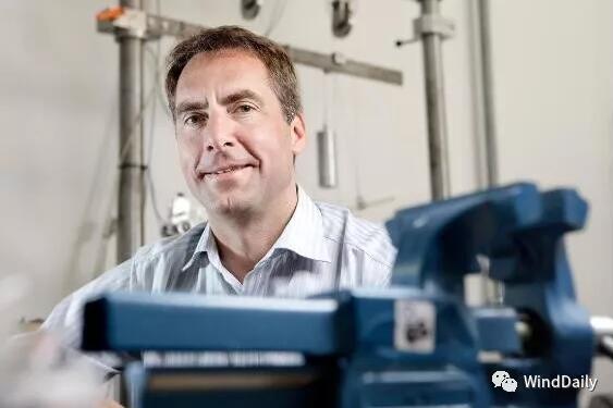  　　據(jù)悉，德國漢堡風(fēng)能展上爆出驚人言論：20MW、250米葉輪直徑的海上風(fēng)機(jī)技術(shù)上完全可行！
 

 
　　說出這話的全球最大風(fēng)電葉片制造商LM的高級主管JohnKorsgaard。他可不是一個普通的技術(shù)專家