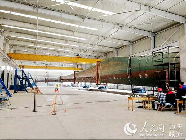  　　近日，在WINDnovation、新疆金風(fēng)科技股份有限公司及鑒衡認(rèn)證中心的共同見證下，機(jī)電集團(tuán)重通成飛公司海上風(fēng)電CGI5MW-83.6A葉片圓滿完成靜力測試。
 

 
　　該葉片兼顧了5MW和6MW機(jī)型的結(jié)構(gòu)設(shè)計(jì)和長度可拓展性，通過精益的結(jié)構(gòu)優(yōu)化、精細(xì)設(shè)計(jì)和其他新材料新技術(shù)的使用，最終能實(shí)現(xiàn)單支葉片降重11噸，是目前國內(nèi)最長的海上風(fēng)電葉片