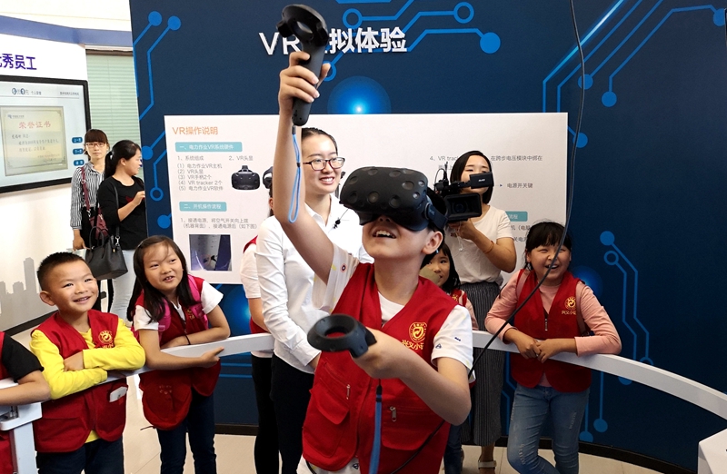 
　　小記者團(tuán)在興義供電局安全文化體驗(yàn)中心參觀體驗(yàn)采訪。盧關(guān)文 攝

　　小記者們體驗(yàn)了模擬觸電