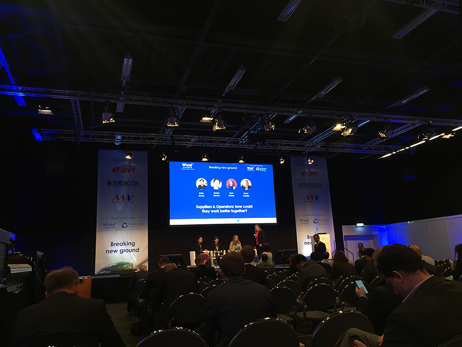                        9月28日，德國漢堡風(fēng)能展將落下帷幕，同期舉行的歐洲風(fēng)能大會吸引著全球風(fēng)電學(xué)術(shù)界的目光。上海電氣應(yīng)邀參加了今年的歐洲風(fēng)能大會，并攜風(fēng)資源評估技術(shù)與國際頂級專家展開技術(shù)交流