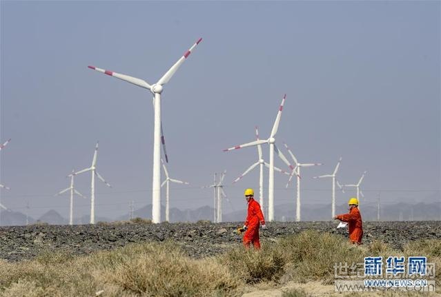  
 
 
在烏魯木齊近郊的達坂城風(fēng)力發(fā)電場，兩位工作人員在巡檢風(fēng)力發(fā)電設(shè)備（9月18日攝）。

進入秋季，新疆風(fēng)電、光伏發(fā)電量和利用小時持續(xù)提升