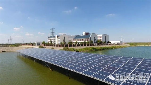  一線海岸，闊景別墅，是很多人夢寐以求的理想生活。但是對于光伏發(fā)電來講，建在海邊的光伏電站則要經(jīng)受高溫高濕、高鹽霧腐蝕等殘酷環(huán)境的考驗
