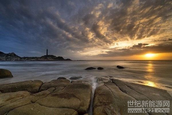  近日，一段集“光伏太陽能發(fā)電+移動無線充電+無人智能駕駛”于一體的“三合一”超級道路在紹興蘭亭產(chǎn)業(yè)園向全球發(fā)布。這段道路一經(jīng)發(fā)布，便以充滿想象力的黑科技迅速在朋友圈刷屏，成為了光伏界的超級“網(wǎng)紅”