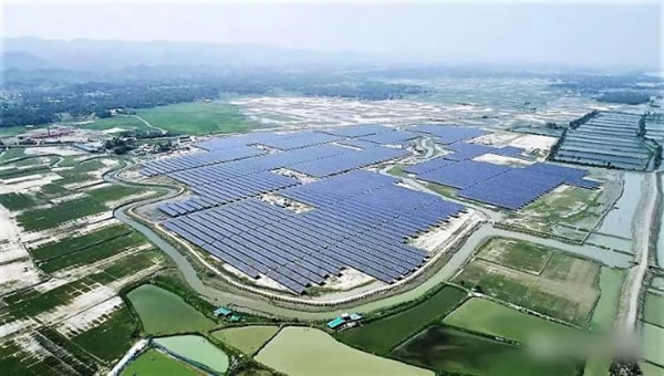                                         
	　　近日，晶澳太陽(yáng)能宣布，為孟加拉國(guó)首個(gè)大型太陽(yáng)能電站28兆瓦項(xiàng)目供應(yīng)全部光伏組件。

	　　項(xiàng)目位于特克納夫地區(qū)，于2018年9月成功并網(wǎng)