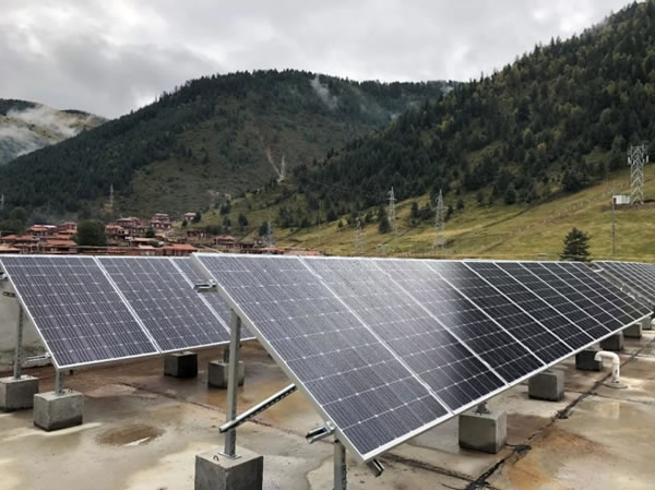                                         
	　　“這所學(xué)校很特殊，是各界愛(ài)心人士創(chuàng)造的奇跡，學(xué)校900多名學(xué)生有來(lái)自祖國(guó)西藏、云貴、青海的貧困家庭，也有來(lái)自汶川、玉樹(shù)、雅安等鎮(zhèn)區(qū)的遺孤，他們沒(méi)有經(jīng)濟(jì)能力，甚至沒(méi)有至親，在學(xué)校，他們以老師為“父母”，以同學(xué)為“手足”，他們接受藏語(yǔ)和漢語(yǔ)兩種授課方式，為的就是將來(lái)有一天能夠走下高原，去看看這大千世界。”爐霍縣縣長(zhǎng)阿吉曲批對(duì)我們說(shuō)道