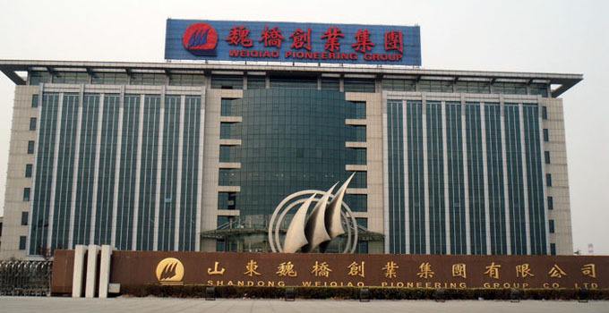 
	
                    
	【電纜網(wǎng)訊】9月26日，魏橋集團(tuán)微信公眾號(hào)“魏橋創(chuàng)業(yè)”低調(diào)透露了，魏橋集團(tuán)董事長(zhǎng)、法人由張士平變更為張波。

	

	資料顯示，魏橋集團(tuán)位于魯北平原南端，緊靠濟(jì)南空港、青島海港和膠濟(jì)鐵路、濟(jì)青高速公路，瀕臨黃河，是一家擁有11個(gè)生產(chǎn)基地，集紡織、染整、服裝、家紡、熱電等產(chǎn)業(yè)于一體的特大型企業(yè)