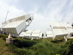 
	
                    
	【電纜網(wǎng)訊】9月27日上午，江蘇江陰最大的戰(zhàn)略性新興產(chǎn)業(yè)基地型項(xiàng)目，總投資200億元的聯(lián)動(dòng)天翼新能源產(chǎn)業(yè)基地舉行開(kāi)工儀式。市長(zhǎng)蔡葉明宣布項(xiàng)目開(kāi)工，活動(dòng)由聯(lián)動(dòng)天翼新能源有限公司主辦