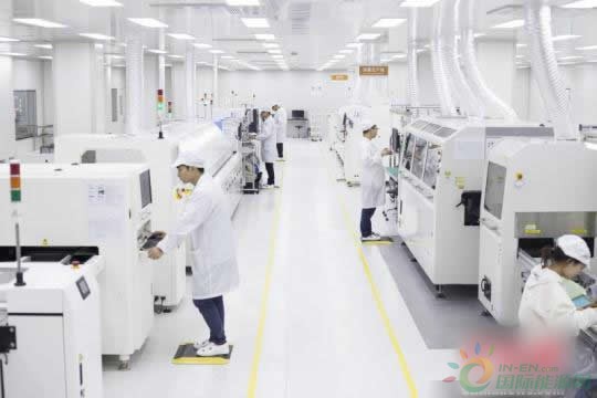 
                    　　“我們已經(jīng)和德國Hubject公司簽約共同打造充電網(wǎng)絡(luò)平臺，并將中國的充電標(biāo)準(zhǔn)引入歐洲。今后，你們可以放心買中國的新能源車在德國駕駛，而不用擔(dān)心沒法充電”