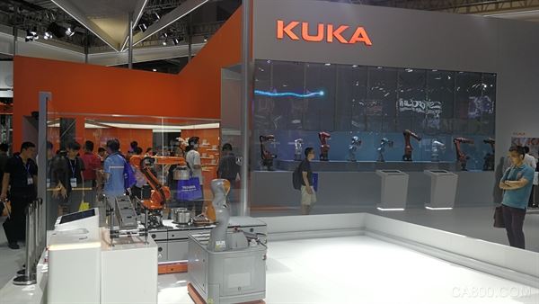 
                    
	據(jù)工業(yè)和信息化部9月27日消息，2018年1-8月，我國工業(yè)機(jī)器人產(chǎn)業(yè)繼續(xù)保持較快增長(zhǎng)，累計(jì)產(chǎn)量達(dá)到101717臺(tái)（套），同比增長(zhǎng)19.4%。


	


	 


	


	分析認(rèn)為，工業(yè)機(jī)器人銷量增速顯著快于制造業(yè)投資增速，說明工業(yè)機(jī)器人銷量的增長(zhǎng)核心驅(qū)動(dòng)因素來自滲透率的提升，據(jù)機(jī)器人產(chǎn)業(yè)聯(lián)盟的數(shù)據(jù)，2017 年，我國工業(yè)機(jī)器人密度已達(dá)到 101臺(tái)/萬名工人，該數(shù)據(jù) 2014 年僅為 36 臺(tái)/萬名工人