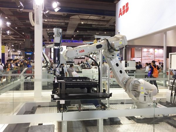 
                    
	


	中國是全球最大的機(jī)器人市場(chǎng)，到2020年，市場(chǎng)規(guī)模將擴(kuò)大到約140億美元。


	中國工業(yè)經(jīng)濟(jì)聯(lián)合會(huì)會(huì)長(zhǎng)李毅中27日在廣州表示，近年來，中國機(jī)器人產(chǎn)業(yè)快速發(fā)展，但仍存在不少問題