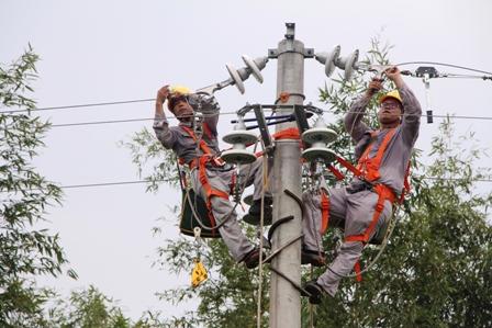 　　9月28日，國(guó)網(wǎng)江永縣電力公司順利完成35千伏桃川變電站10千伏桃朝配電線(xiàn)路綜合改造檢修專(zhuān)項(xiàng)工作，有效提高線(xiàn)路安全可靠供電能力，確保國(guó)慶節(jié)期間廣大群眾生產(chǎn)生活用電無(wú)憂(yōu)?！　?jù)悉，35千伏桃川變電站10千伏桃朝線(xiàn)全長(zhǎng)86.89公里，供電區(qū)域橫跨三個(gè)鄉(xiāng)鎮(zhèn)，承擔(dān)109個(gè)臺(tái)區(qū)10377戶(hù)用電戶(hù)的供電任務(wù)，線(xiàn)路于1984年投運(yùn)，運(yùn)行年限長(zhǎng)、分支線(xiàn)路多、設(shè)備老化日愈嚴(yán)重