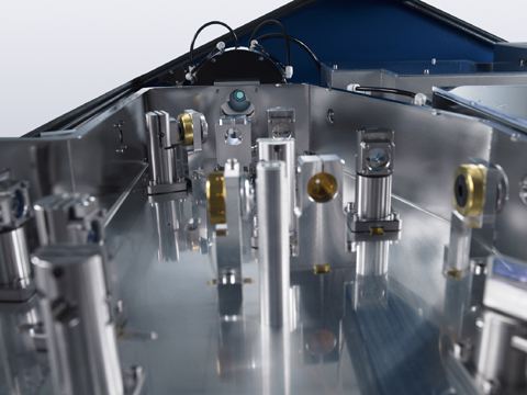 　　【中國(guó)儀表網(wǎng) 儀表市場(chǎng)】激光的應(yīng)用領(lǐng)域十分廣闊，以激光器的下游領(lǐng)域劃分，主要包括材料加工與光刻、通信與光存儲(chǔ)、科研與軍事、醫(yī)療與美容、儀器與傳感器、娛樂顯示與打印。其中在材料加工領(lǐng)域，工業(yè)激光器主要用于切割、焊接、打標(biāo)、半導(dǎo)體、精加工、3D打印等，在這些領(lǐng)域，激光加工相比傳統(tǒng)加工方式具備加工材料多元、加工質(zhì)量好、加工精度高、加工效率高、材料利用率高、經(jīng)濟(jì)效益高等優(yōu)勢(shì)