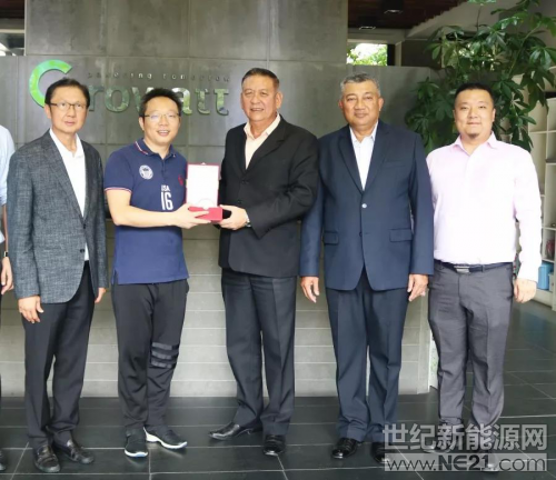  近日，泰國海軍司令Mr.Noppadol上將、泰國國防研究院院長兼三軍總司令助理Mr.Surasit上將、及泰國大型鋼鐵集團(tuán)Sahathai的CEO Mr.Wichit一行到訪古瑞瓦特。就光伏發(fā)電、海島儲能等先進(jìn)技術(shù)與建設(shè)經(jīng)驗(yàn)等方面進(jìn)行考察交流，并與古瑞瓦特探討更多領(lǐng)域的合作