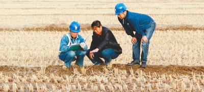 
　　國(guó)家電網(wǎng)陜西張思德電力服務(wù)隊(duì)在延安市南泥灣田間地頭為農(nóng)戶(hù)講解安全用電知識(shí)。資料圖片

　　“如今的南泥灣，與往年不一般，再不是舊模樣，是陜北的好江南……”《南泥灣》傳唱不衰，自力更生、艱苦奮斗的延安精神更激勵(lì)著代代中華兒女